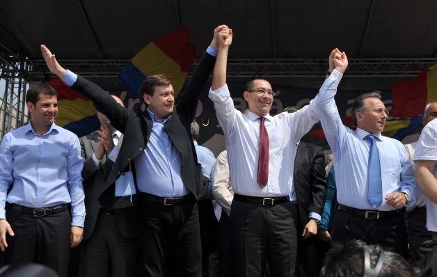 Victor Ponta şi Crin Antonescu au alunecat pe panta anti-europenismului