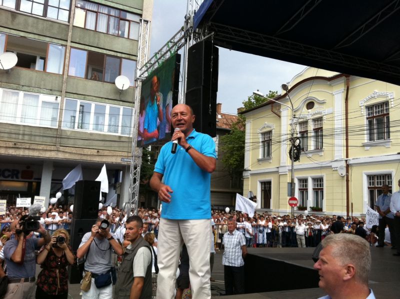 ZIUA MITINGURILOR. Băsescu, susţinut la Cluj de 6.000 de persoane: „Ştiu că românii sunt supăraţi pe preşedintele lor, dar am convingerea că nu-şi vor da ţara pe mâna USL” | VIDEO