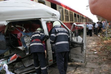 Accident de microbuz cu 10 răniţi. Şoferul se află în comă la spital