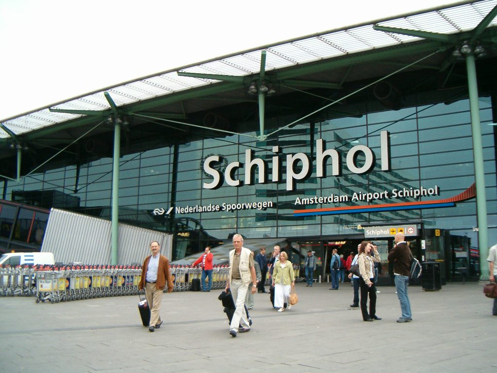 Alarmă falsă pe aeroportul Schiphol din Amsterdam. Autorităţile suspectau o luare de ostatici la bordul unei aeronave spaniole