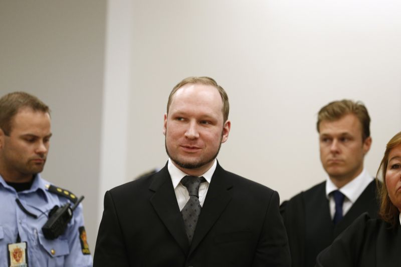 Anders Breivik, 21 de ani de închisoare pentru 77 de morţi şi 242 de răniţi. Criminalul le-a cerut scuze "naţionaliştilor din Europa"