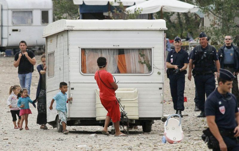 Autorităţile franceze continuă desfiinţarea taberelor de romi