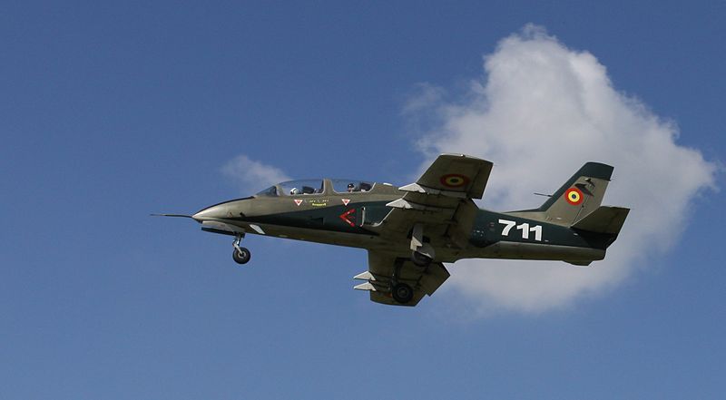 Avion militar, prăbuşit lângă Craiova. Pilotul a murit, iar instructorul s-a catapultat, dar este în stare gravă | VIDEO