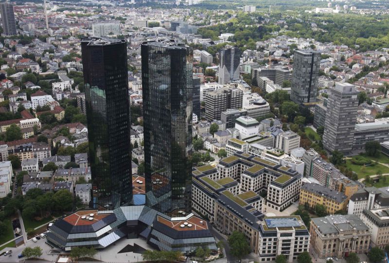 Băncile, companiile şi investitorii se pregătesc pentru colapsul monedei euro