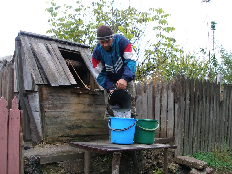 Bătaie pe viaţă şi pe moarte pentru APĂ. Cea mai dură lecţie de viaţă primită de un copil în anul SECETEI.