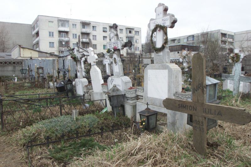 Ce mai reclamă românii la Protecţia Consumatorului: tarife mari la vrăjitoare şi întârzierile la construcţia mormintelor