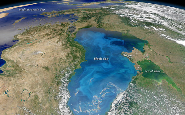 De ce s-a schimbat culoarea apei din Marea Neagră. Fenomenul are IMPLICAŢII SERIOASE asupra climei | FOTO