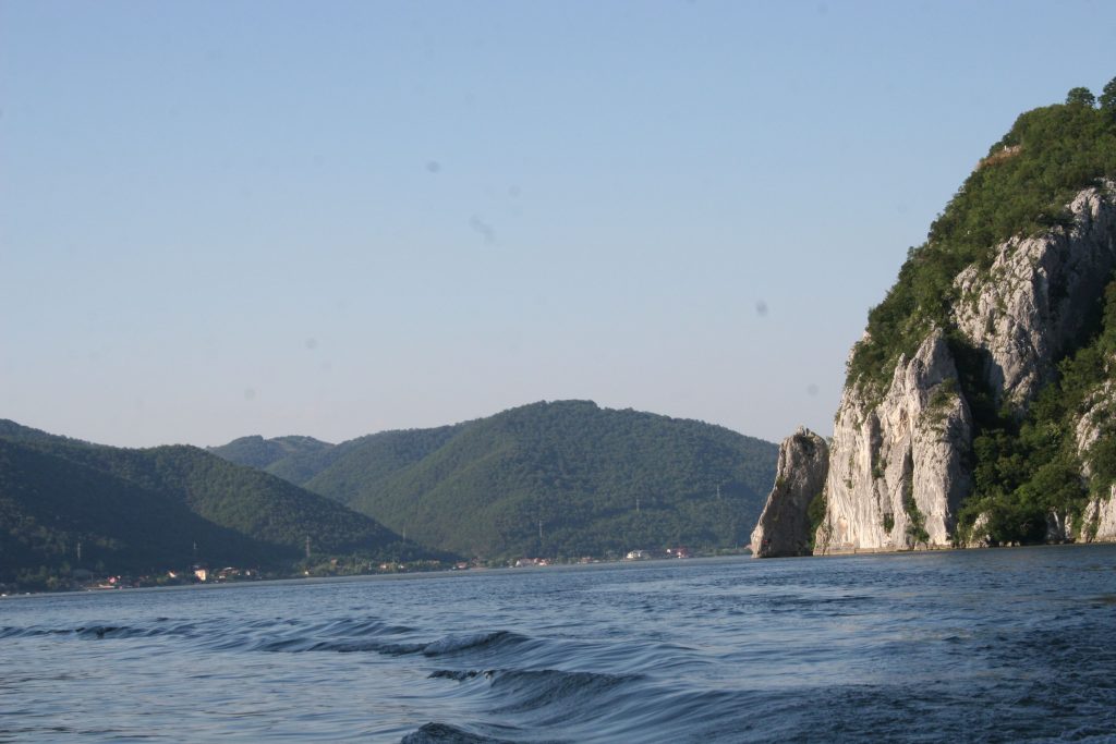 DUS CU PLUTA. Un kazah trecea Dunărea pe o ambarcaţiune improvizată