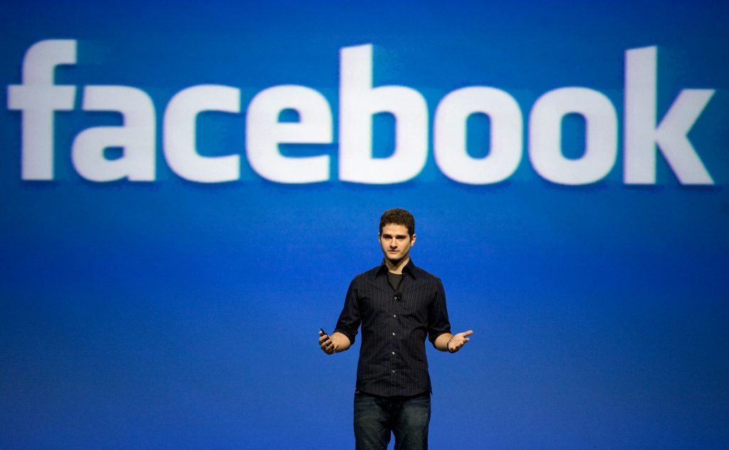 Facebook arde şi Zuckerberg se piaptănă. Pe ce dă banii reţeaua de socializare, ale cărei acţiuni sunt în picaj