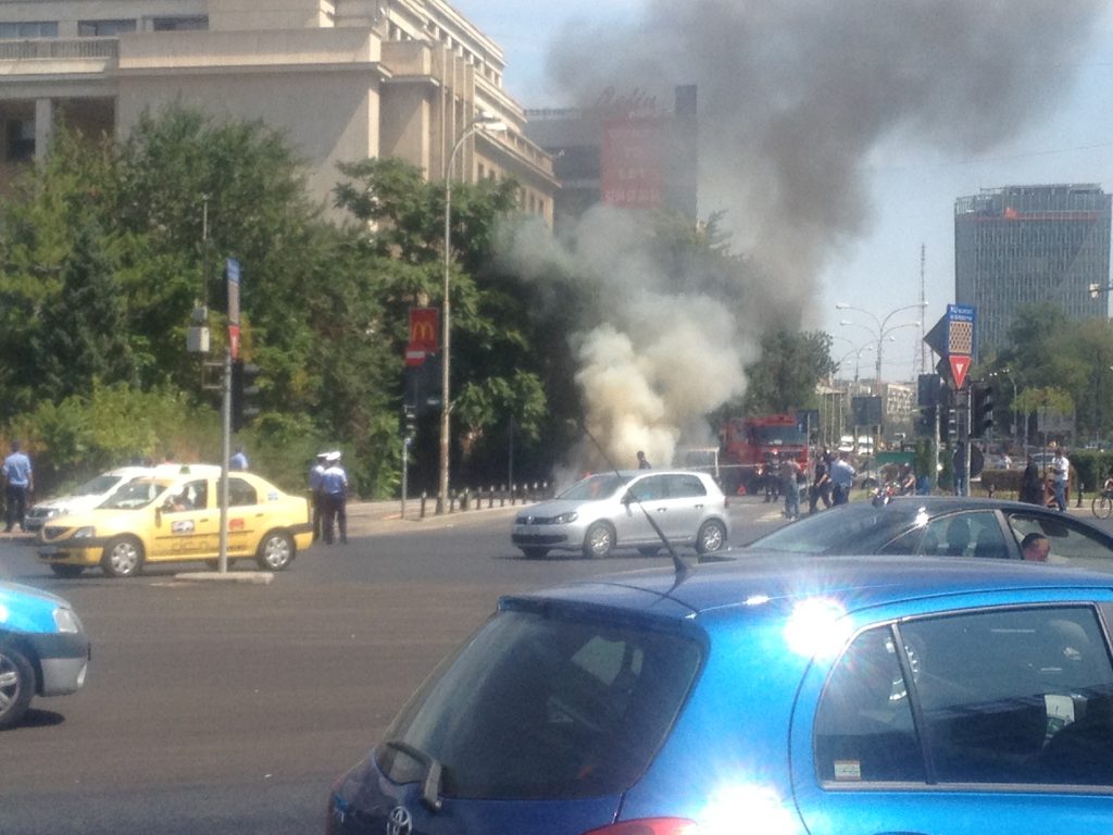 FOTO | O MAŞINĂ A LUAT FOC ÎN FAŢA GUVERNULUI. Autoturismul a fost mistuit de flăcări