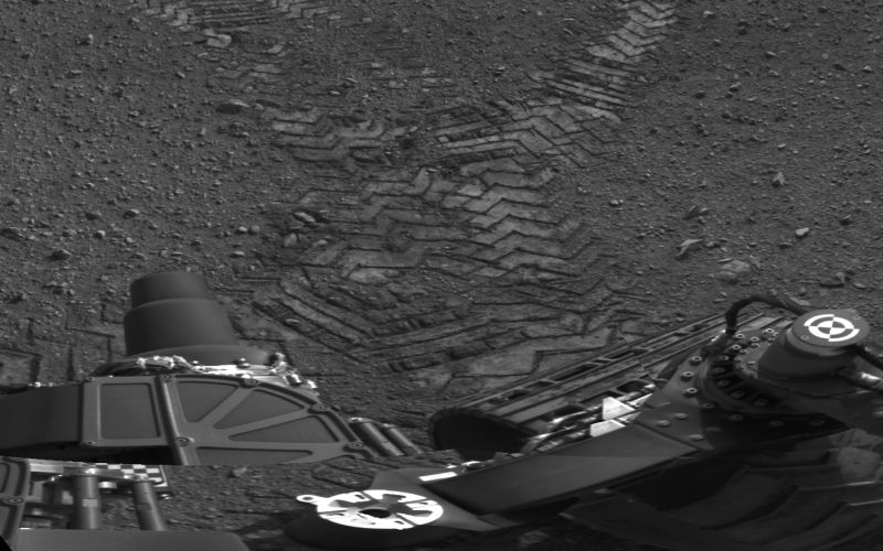 IMAGINI INEDITE. Prima deplasare cu succes a robotului Curiosity pe planeta Marte