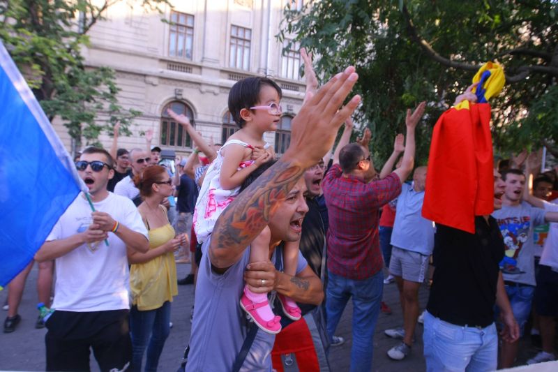 În sfârşit, protestatarii care blochează circulaţia la Universitate sunt amendaţi