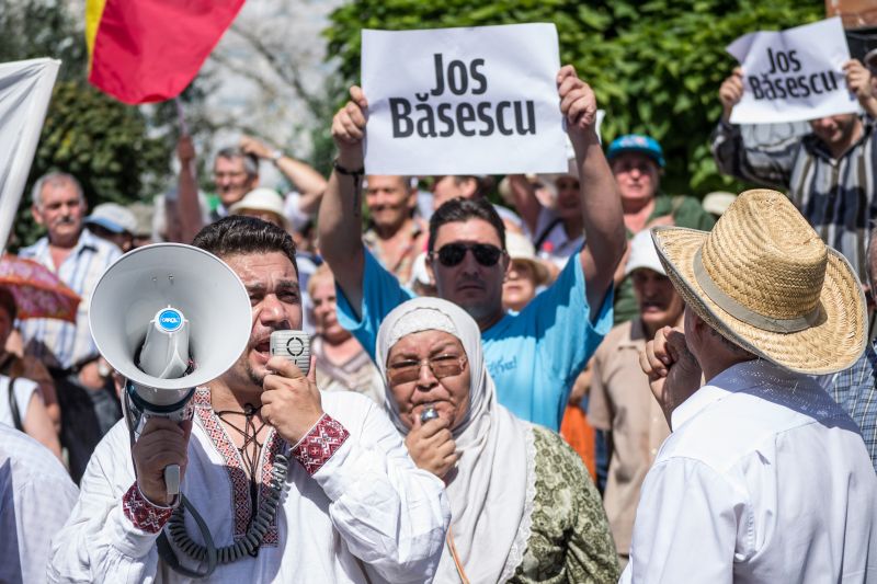 Instrumentişti maramureşeni protestează în Piaţa Universităţii