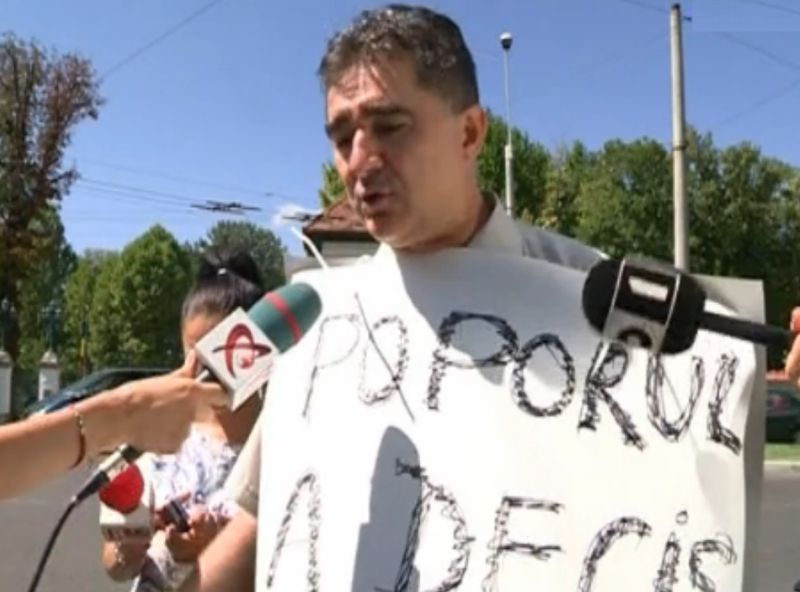 Ioan Ghişe e "protestatarul sendviş". Meniul zilei: "un senator între două cartoane"