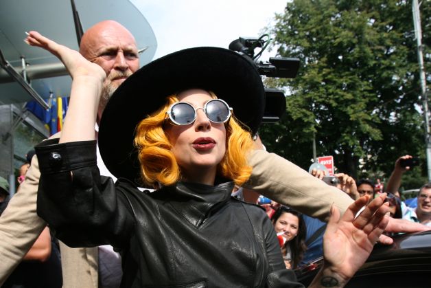 LADY GAGA SE PLIMBĂ PRIN BUCUREŞTI! VEZI AICI IMAGINI VIDEO CU DIVA