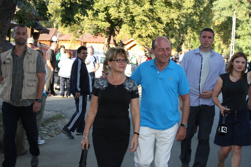 Maria Băsescu a plâns în timpul slujbei de la Mănăstirea Prislop