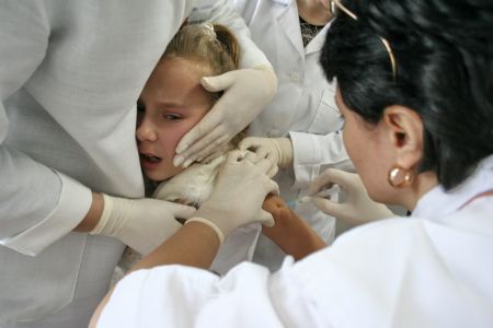 Medicii şcolari nu vor mai face vaccinuri. Decizia care ar putea lăsa sute de mii de copii descoperiţi în faţa bolilor!