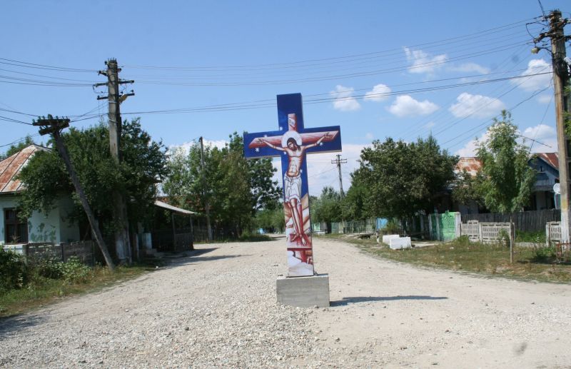 Monument în mijlocul drumului, pe banii edilului, în satul în care ANAF a pus sechestru pe clădirea primăriei