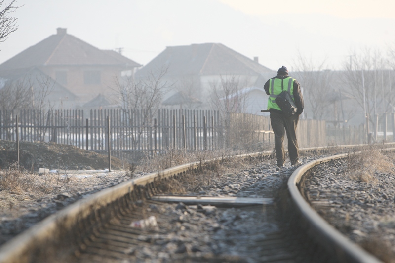 O adolescentă româncă, în stare gravă după ce a fost lovită de tren în Italia