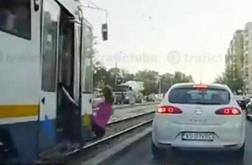 O tânără din Rahova fost călcată de tramvaiul 32. IMAGINI ŞOCANTE | VIDEO