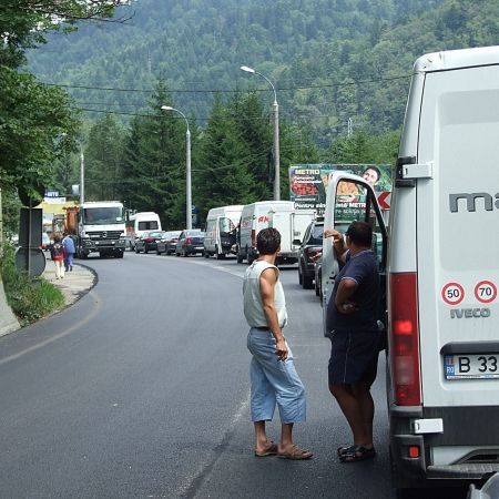 RESTRICŢII DE TRAFIC. Se circulă greu pe Valea Prahovei şi în trei judeţe