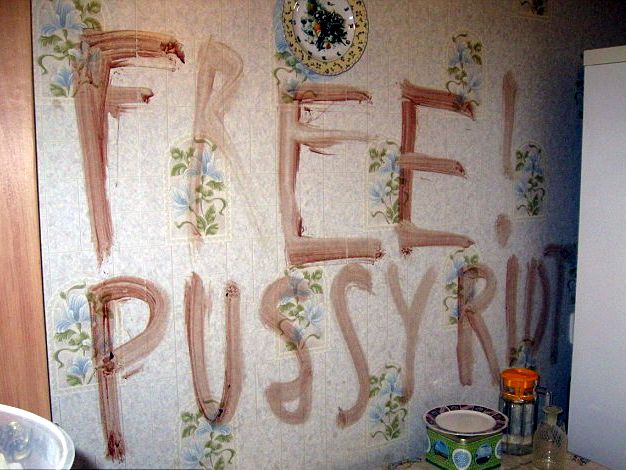 ŞOCANT. "Free Pussy Riot", mesajul scris cu SÂNGE de un criminal | VIDEO