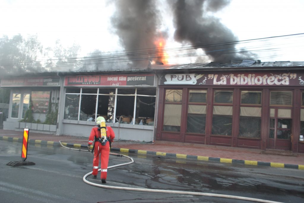 Un cartier întreg acoperit de fum. Un restaurant şi un pub s-au făcut scrum de la un cuptor de pizza.