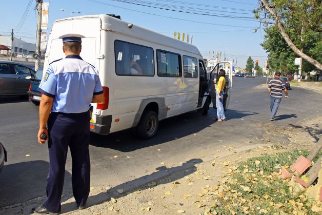 VÂLCEA. Un bărbat a tras cu pistolul într-un autocar