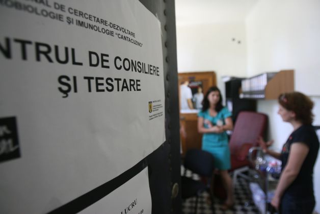 VARA, românii merg într-un număr mai mare să-şi facă TESTUL HIV. CE SURPRIZĂ au medicii la rezultate