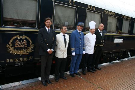 Au aruncat cu pietre în Orient Express. Străinii sculaţi din somn au ghicit: "Suntem în România!"