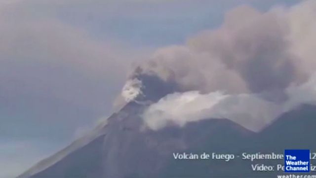 Cea mai puternică ERUPŢIE VULCANICĂ din ultimii 10 ani. Peste 30.000 de oameni, evacuaţi | VIDEO