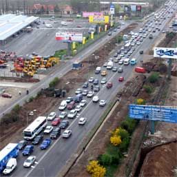 CIOCNIRI ÎN LANŢ. Nouă maşini s-au tamponat pe DN1, la ieşirea din Bucureşti