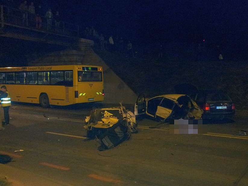 Cu permisul luat de nicio lună, şi-a omorât fratele în accident. Maşina s-a rupt în două