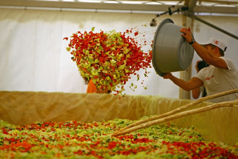 DE CARTEA RECORDURILOR. Se pregăteşte o salată de 20 de tone