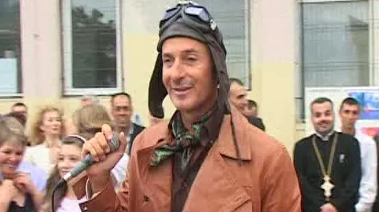 DUPĂ MODELUL FACEŢI POZE CU MAIMUŢA. Radu Mazăre s-a costumat în pilot să facă poze cu elevii. "Ştiţi cum erau aviatorii? Curajoşi!"