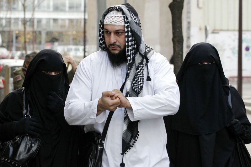Elveţia nu interzice portul vălului islamic