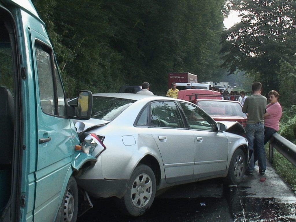 Feriţi-vă de escrocheria momentului! ŞANTAJIŞTII ŞOFERILOR provoacă acroşaje şi cer despăgubiri. Iată cele mai tari metode