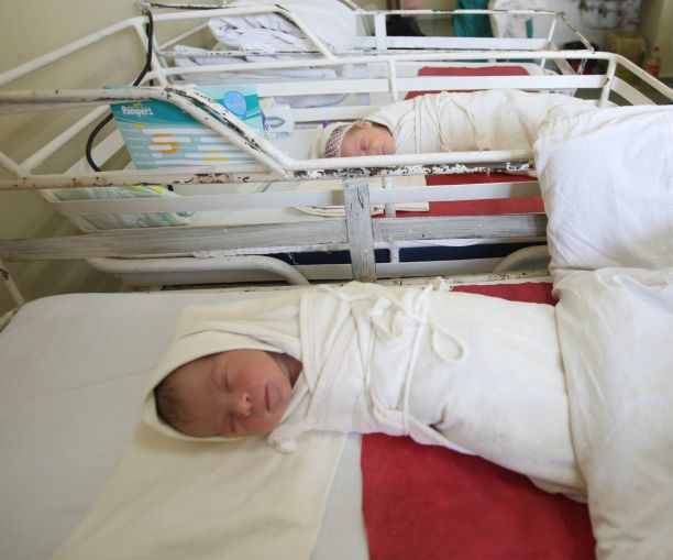 HILAR. Medicii unei maternităţi din ţară se roagă de mame să-şi îngrijească bebeluşii. "Preferă să butoneze telecomanda"