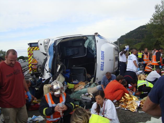 I-A ORIPILAT PE FRANCEZI. Ce făcea un român în autocarul groazei, după accident? Poze cu telefonul