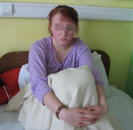 INCREDIBIL. Fată de 13 ani traficată pentru sex cu acordul părinţilor