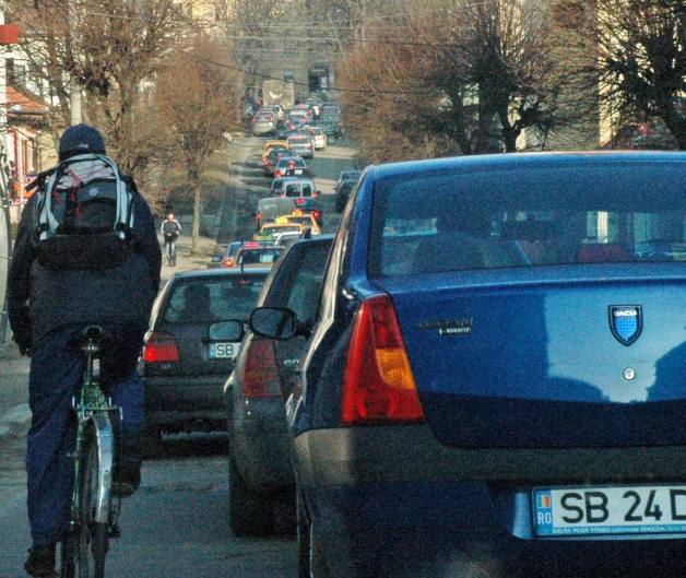 INFRACŢIUNI PE DOUĂ ROŢI. Bicicliştii şi conducătorii de mopede, amendaţi de Poliţia Rutieră