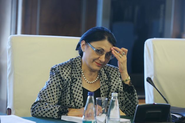 Meciul dur Ecaterina Andronescu vs rectorul universităţii neautorizate. Episodul "Şpaga"