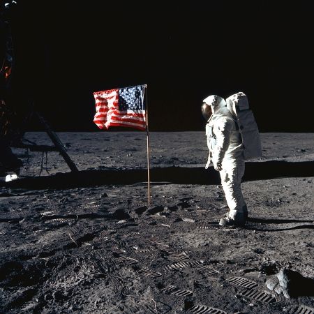 Neil Armstrong va fi înmormântat în mare