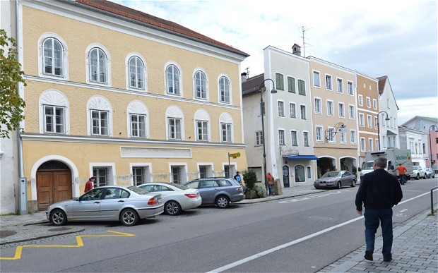 Prezenţa lui HITLER a blestemat un imobil din Austria. Primăria nu ştie cum să gestioneze situaţia