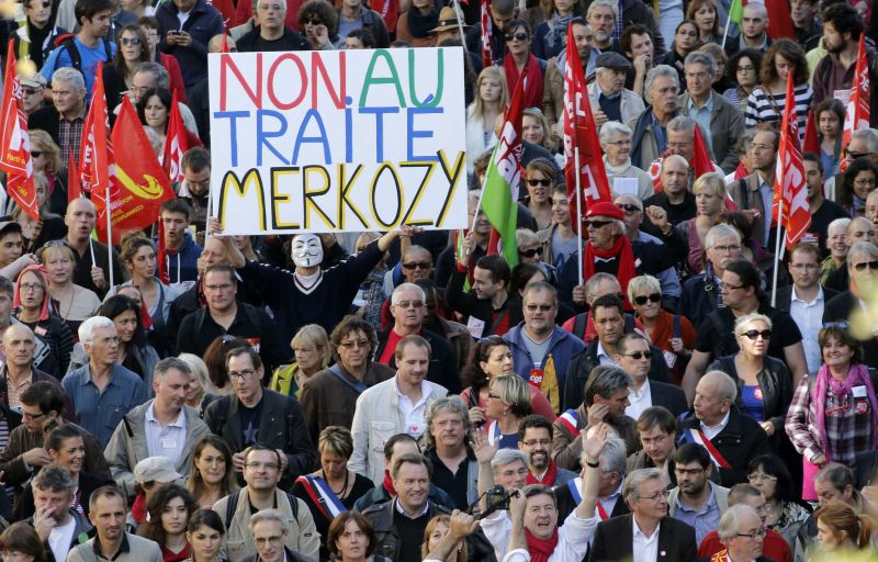 Proteste de stânga, pe străzile Parisului, faţă de Tratatul "Merkozy"