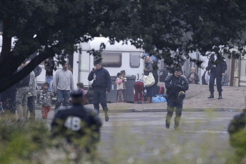 PROTESTE în Franţa faţă de taberele romilor. "Îi vom expulza ca la Marsilia"