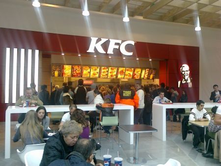 Restaurant KFC, amendat. Modul în care erau PĂCĂLIŢI CLUJENII sfidează bunul simţ