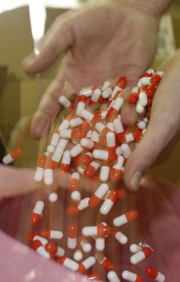 SCANDAL MONSTRU la Iaşi: un lanţ de farmacii vinde medicamente expirate de mai mulţi ani. RISC de alergii şi deces
