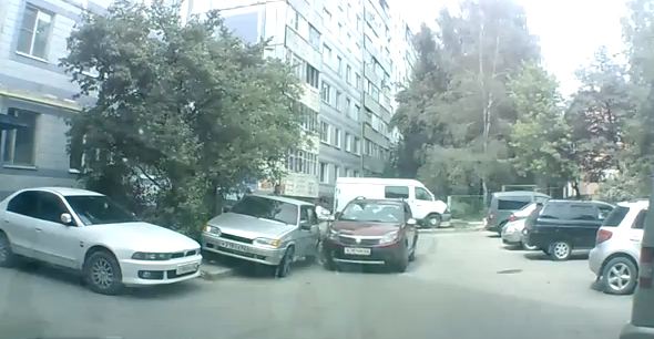 Şi-a strivit cu maşina prietena care o ghida să parcheze, însă gestul de după e de-a dreptul şocant | VIDEO