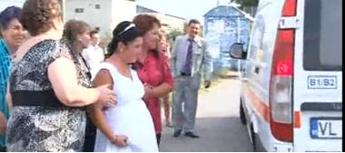 SUPER-nuntă la Vâlcea: mireasa a născut imediat după slujba de cununie, mirele şi-a văzut de petrecere